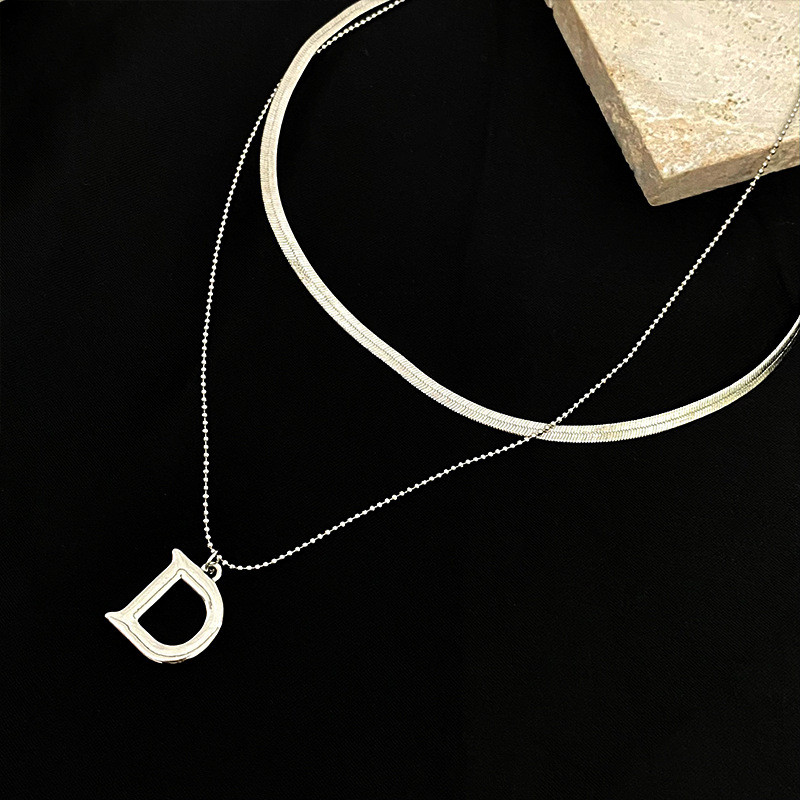 The letter D double-layer snake bone necklace for women, a light luxury and niche collarbone chain with a summer design sense, is a popular neckchain accessory details Picture