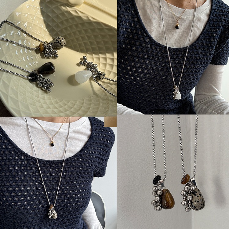 A design sense grape string titanium steel necklace, a retro, niche, light luxury, fashionable and versatile necklace and collarbone chain for women full figure