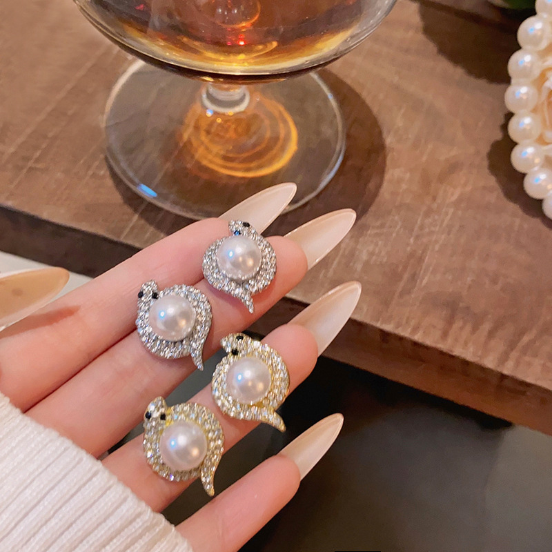 Light luxury style, fashionable and unique, snake pearl stud earrings, women's niche, high-end design sense, exquisite and cold style earrings wholesale full figure