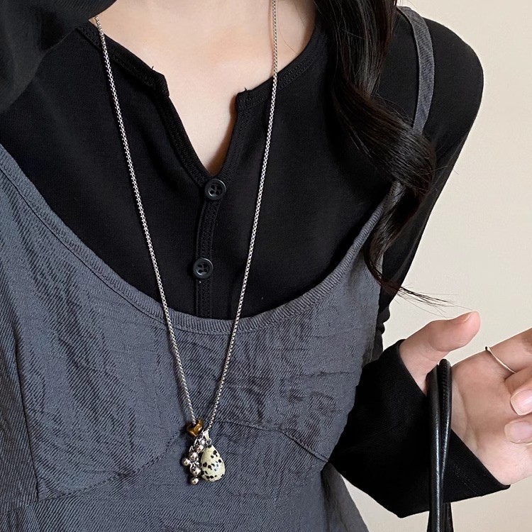 A design sense grape string titanium steel necklace, a retro, niche, light luxury, fashionable and versatile necklace and collarbone chain for women Application Scenario