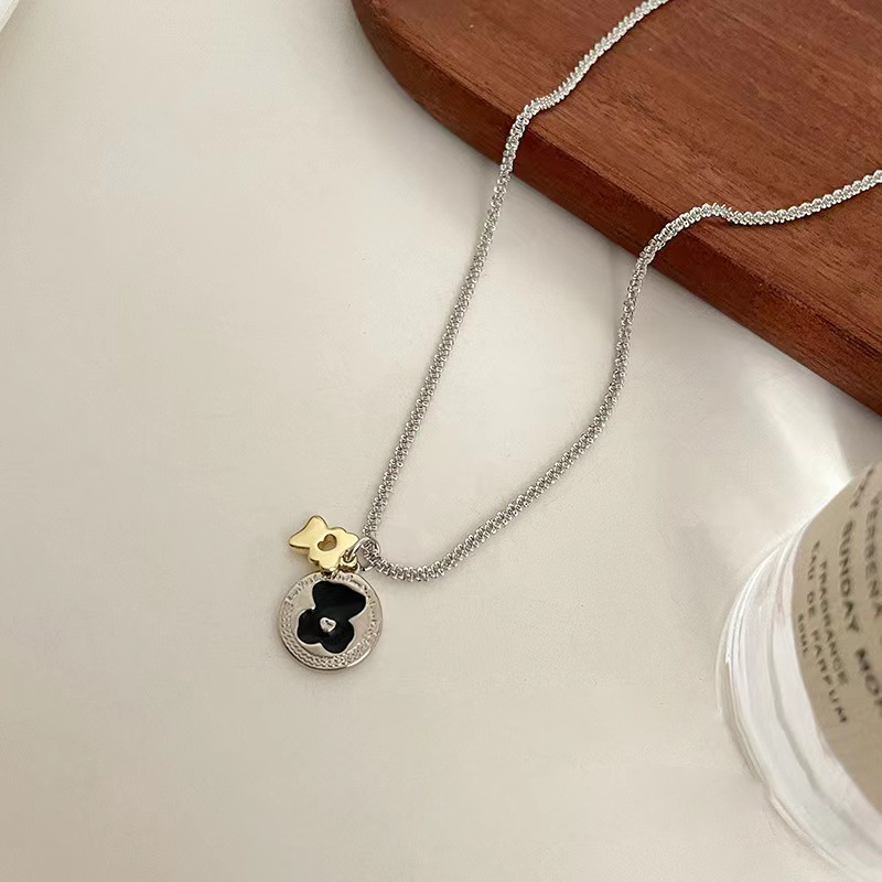 The sparkling little bear pendant necklace is a unique, fashionable and versatile collarbone chain accessory for women's summer details Picture