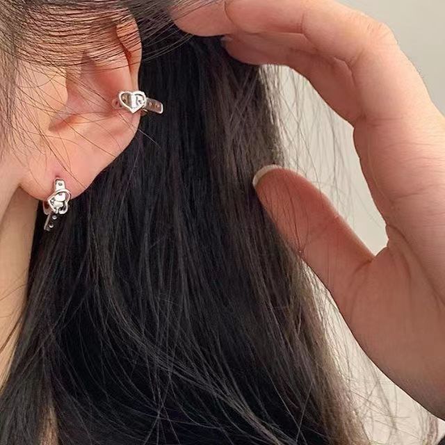 New personalized and trendy heart-shaped belt ear loops and ear clips for women, hip-hop versatile and niche design ear studs, ear loops and earrings for men full figure