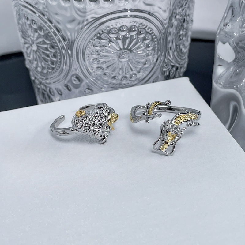 A unique and niche design, a two-color open ring in the shape of a dragon, with an irregular texture and a heart-shaped personality. It's a punk couple's ring Specification drawing