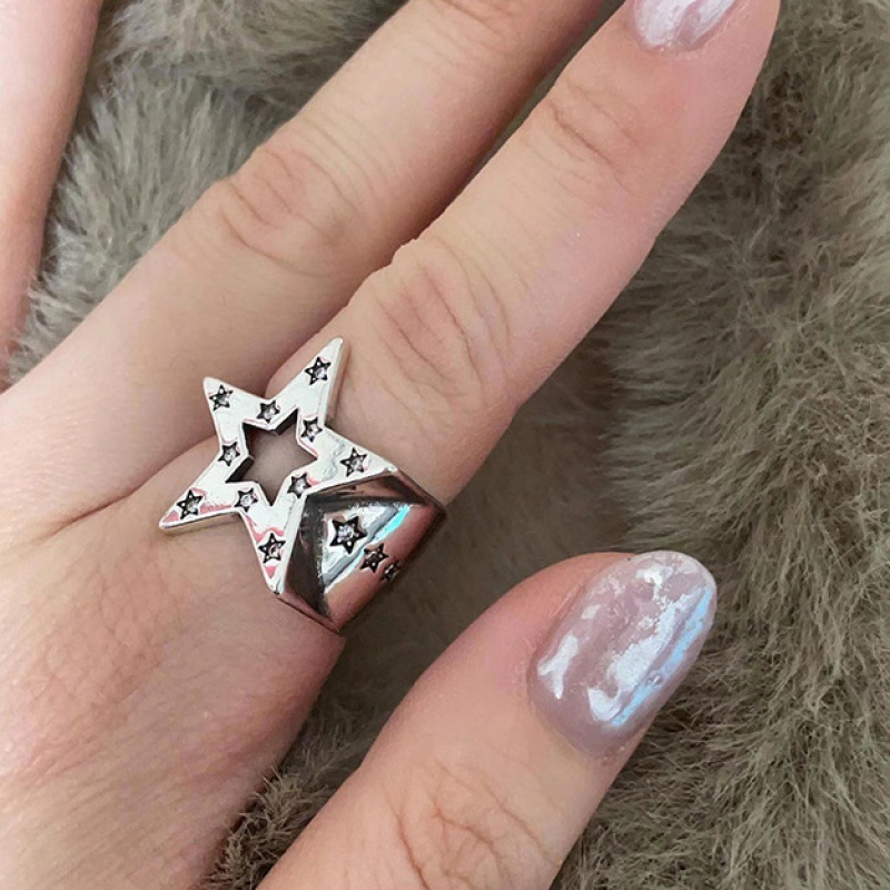 An aged and retro design, a high-end three-dimensional hollowed-out five-pointed star diamond, a unique and niche silver star opening ring full figure