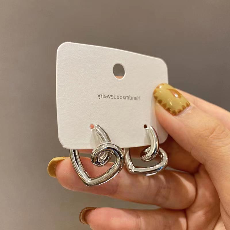 Meet love at the corner ~ Simple and niche design with knotted heart-shaped ear buckles for women's 2025 autumn/winter new fashion earrings full figure