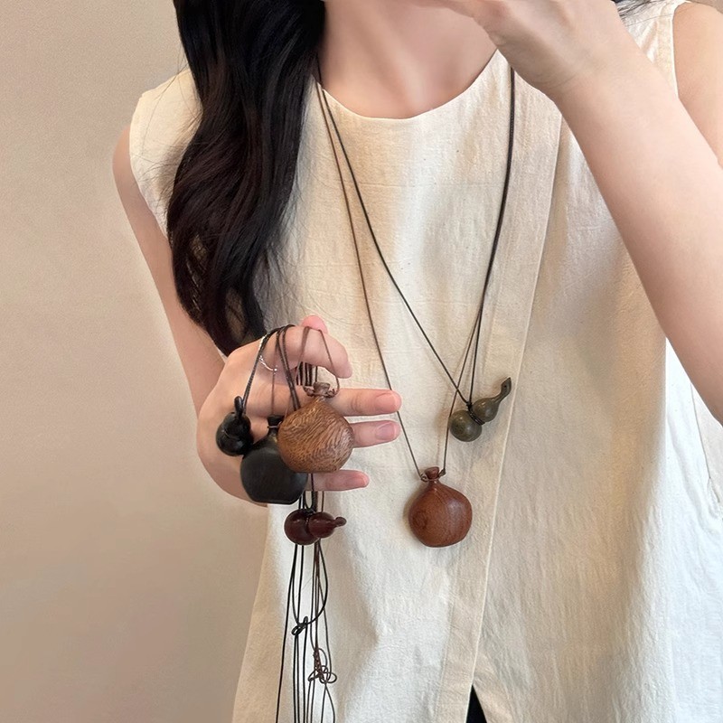 ins cold style wooden wine pot necklace, design sense, long necklace accessory, retro and versatile sweater chain, women's processing details Picture