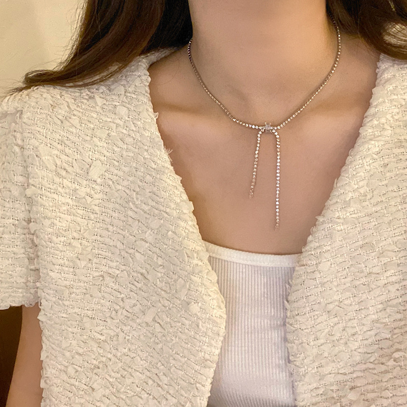 Diamond-encrusted zircon bow necklace, InS-style fashionable pull-out neckchain, collarbone chain, simple and elegant, light luxury necklace full figure