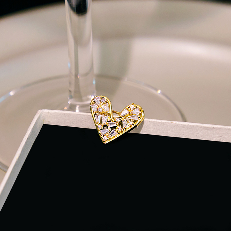 New heart-shaped brooch with anti-exposure clasp, a high-end and simple fixed dress for women, is a versatile and simple accessory Application Scenario