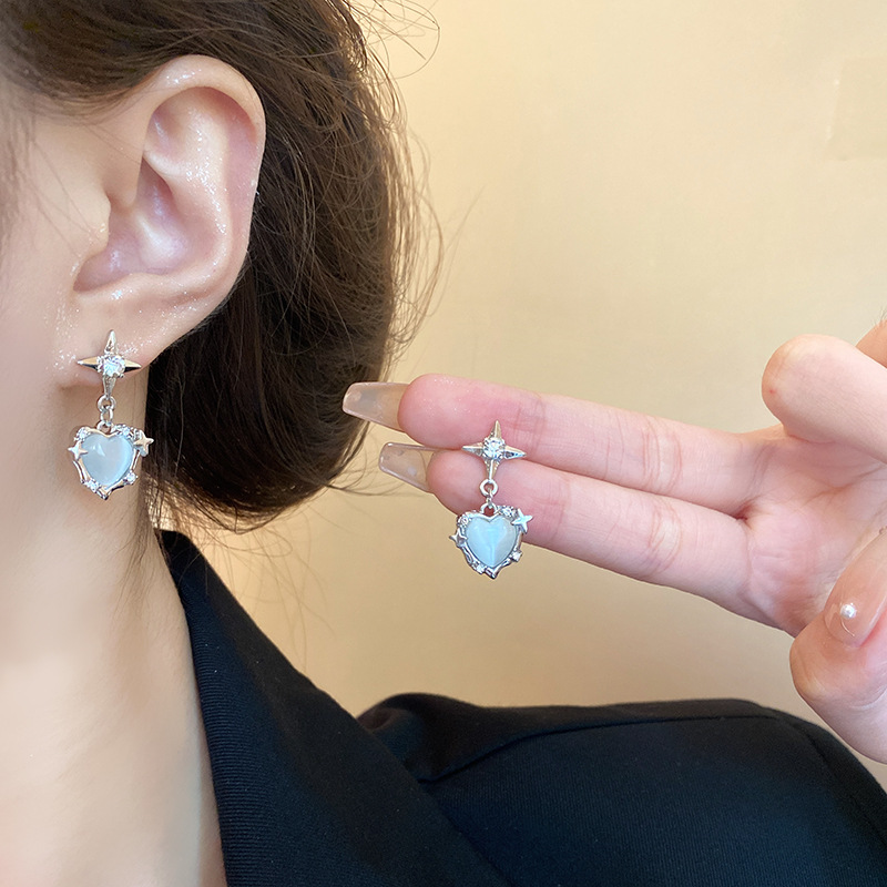Cold and elegant style, versatile heart-shaped cat's eye stone earrings, a new trendy and high-end design for women in 2023, a popular earpiece Application Scenario