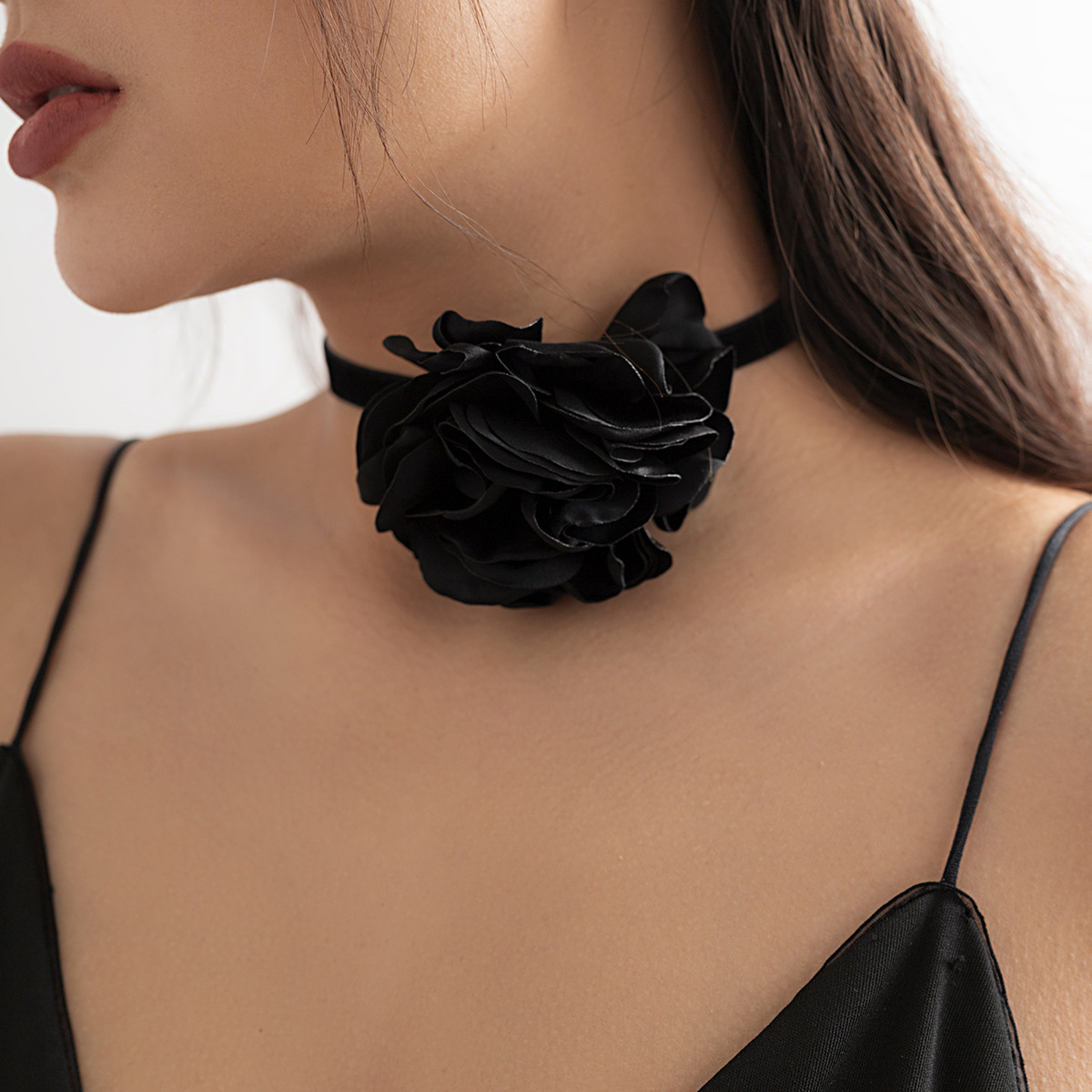 European and American cross-border jewelry, handcrafted rose flower choker necklace, exaggerated flocked fabric French collar necklace Application Scenario