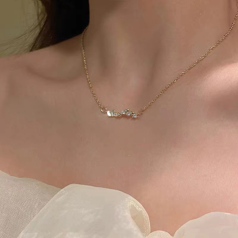 A row of heart-shaped zircon necklaces for women in summer, with a unique and ethereal collarbone chain feel, exuding a unique and elegant charm full figure