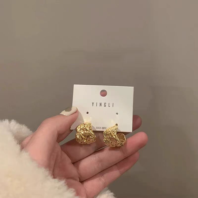 vintage pleated metal earrings for women, vintage new style, simple and high-end, niche design stud earrings full figure