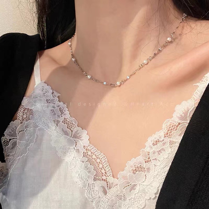 Titanium steel non-fading pearl collarbone chain women's design sense, niche necklace accessory, simple and elegant, versatile necklace Application Scenario
