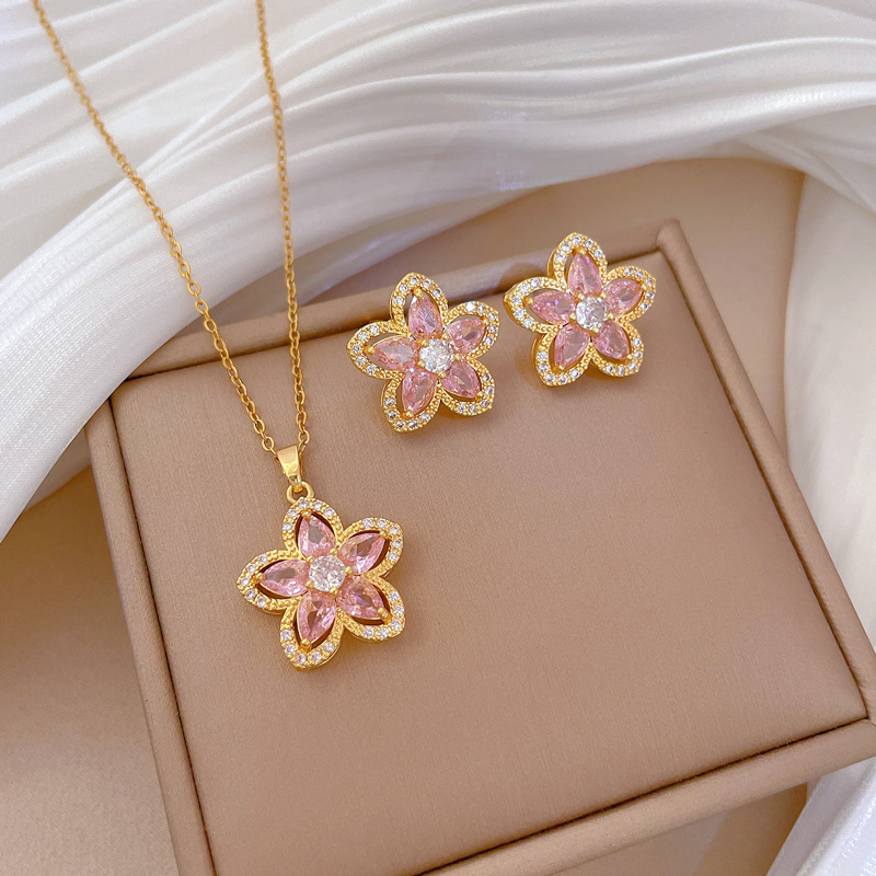 【 Titanium Steel 】 Pink five-petal flower full diamond light luxury and elegant, full diamond necklace, versatile for women, collarbone chain, titanium steel full figure