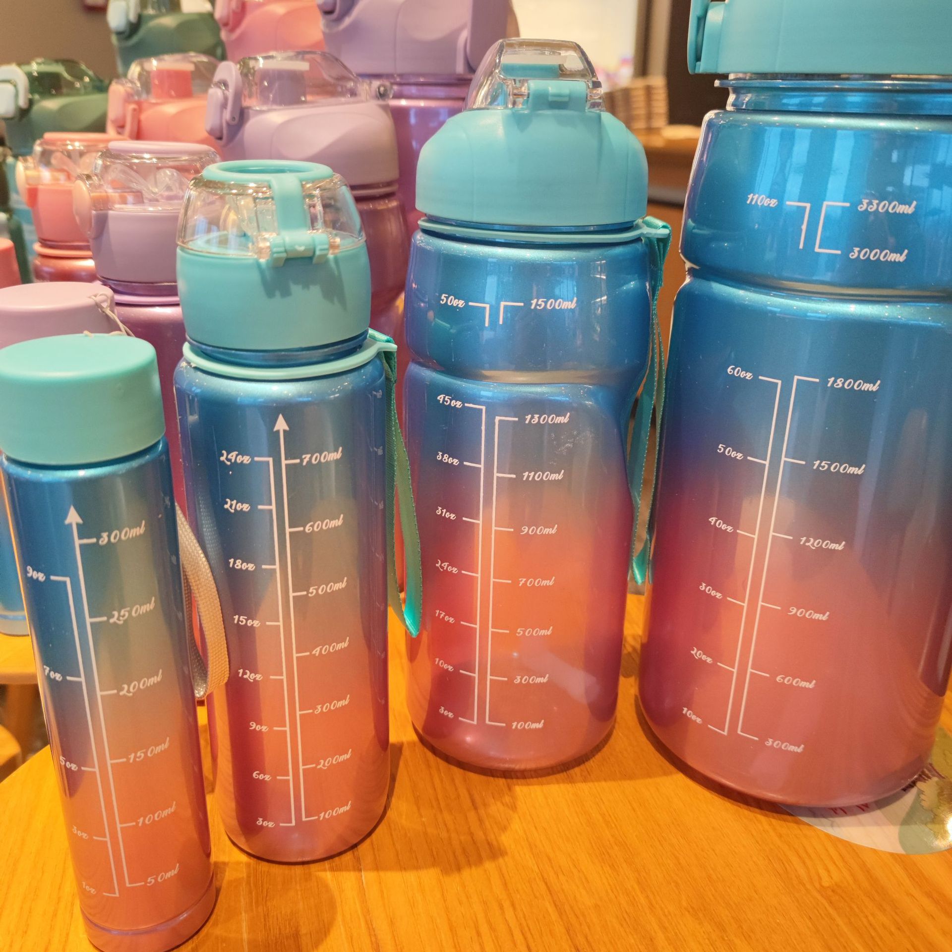 High-gloss gradient plastic straw water cup four-piece set, large-capacity fitness and sports water bottle, portable handle water bottle Specification drawing