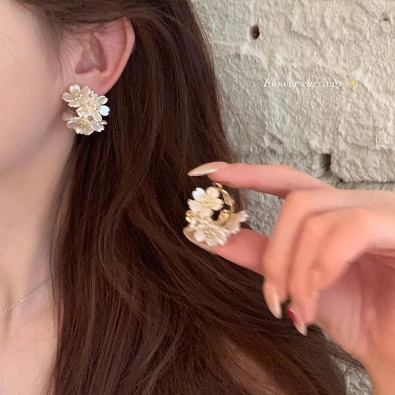 French super fairy-like white jasmine flower ear rings, women's light luxury, niche and high-end earrings, slimming face, stud earrings and accessories full figure