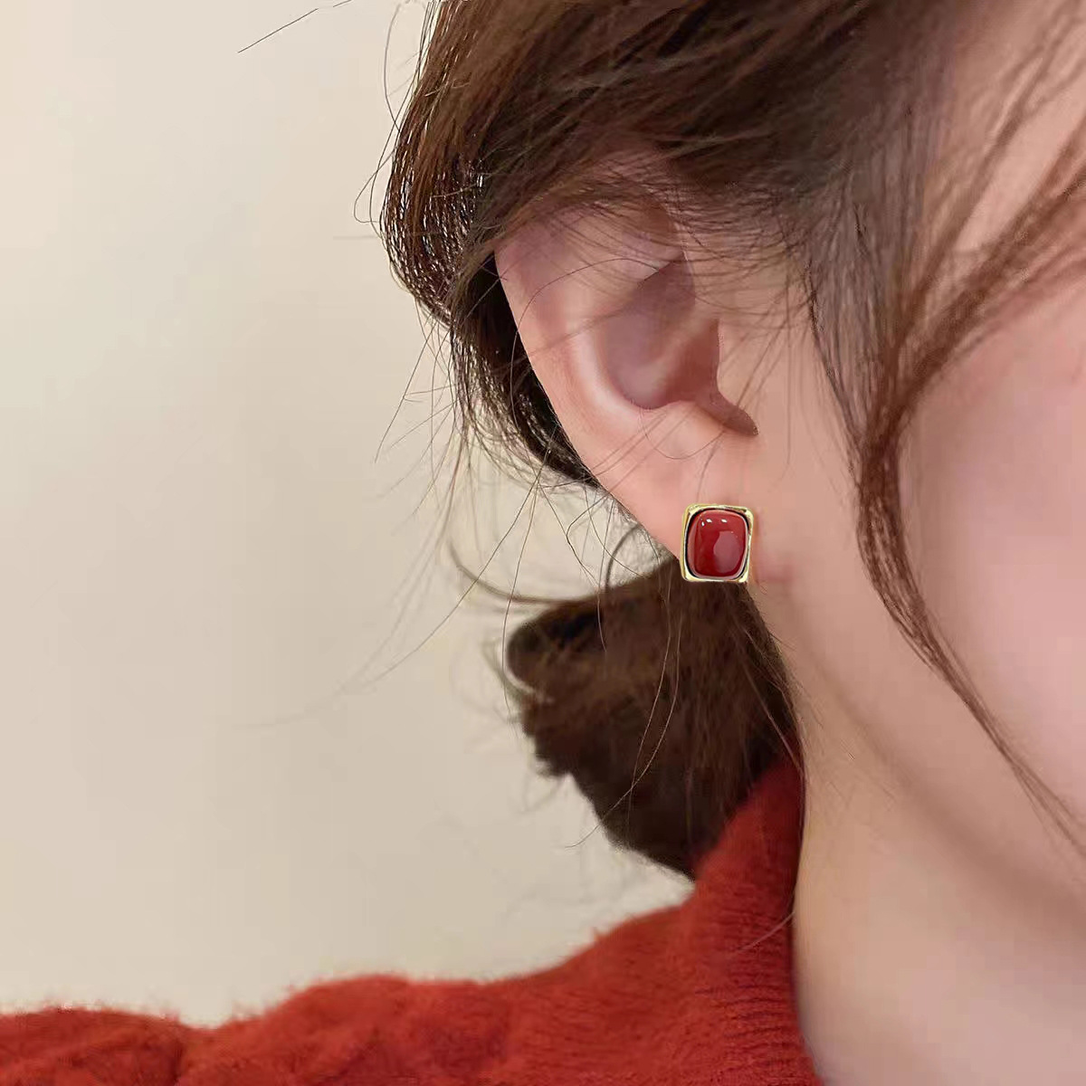 New Spring/Summer 2025 stylish red bean-shaped stud earrings for women, simple and retro, versatile geometric earrings, festive for the New Year Specification drawing