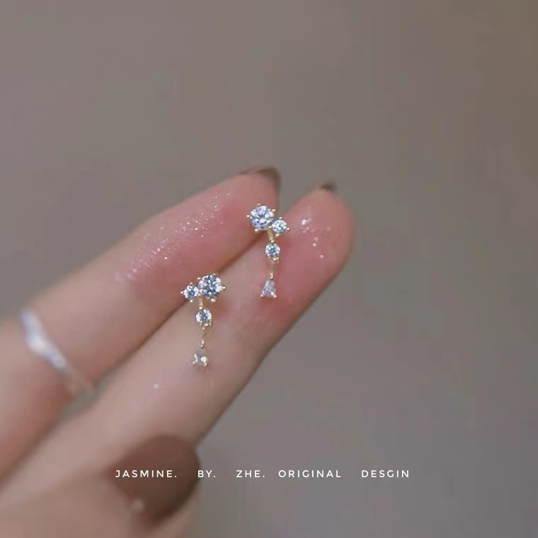in the cold style with sparkling diamond earrings, a woman's unique and elegant temperament. Note zircon stud earrings, a popular online celebrity, are lively, elegant and small Application Scenario