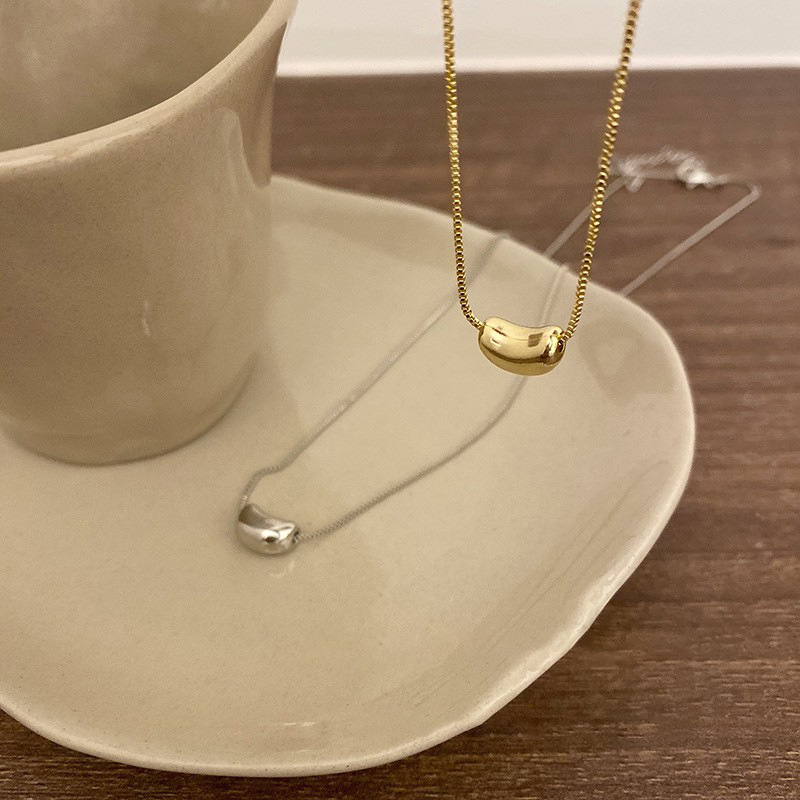 The golden bean necklace with a sense of design, a women's collarbone chain, is light luxury, niche, fashionable and elegant, simple and versatile. It is a neck chain accessory Application Scenario