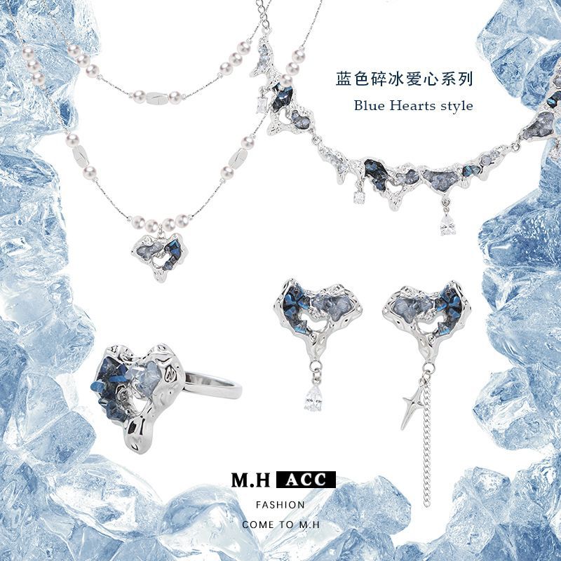 The ins blue and white gradient crushed ice heart-shaped necklace for women is a light luxury and niche collarbone chain with a cool and original light luxury accessory trend full figure