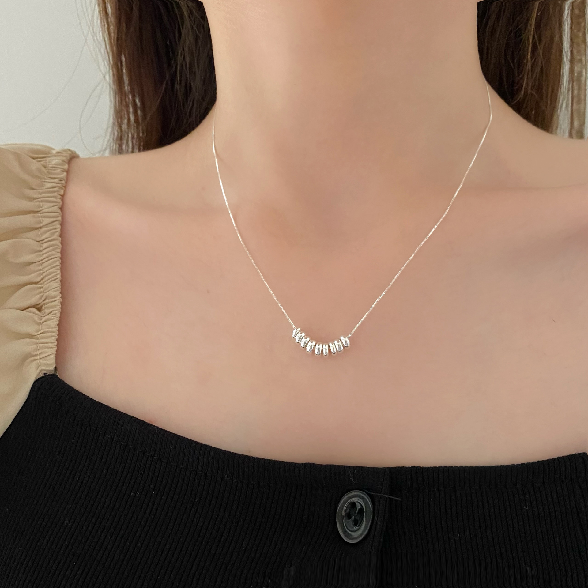 The 2023 new style of small bead fine necklace for women's summer, simple, light luxury and niche design, collarbone chain on Instagram details Picture
