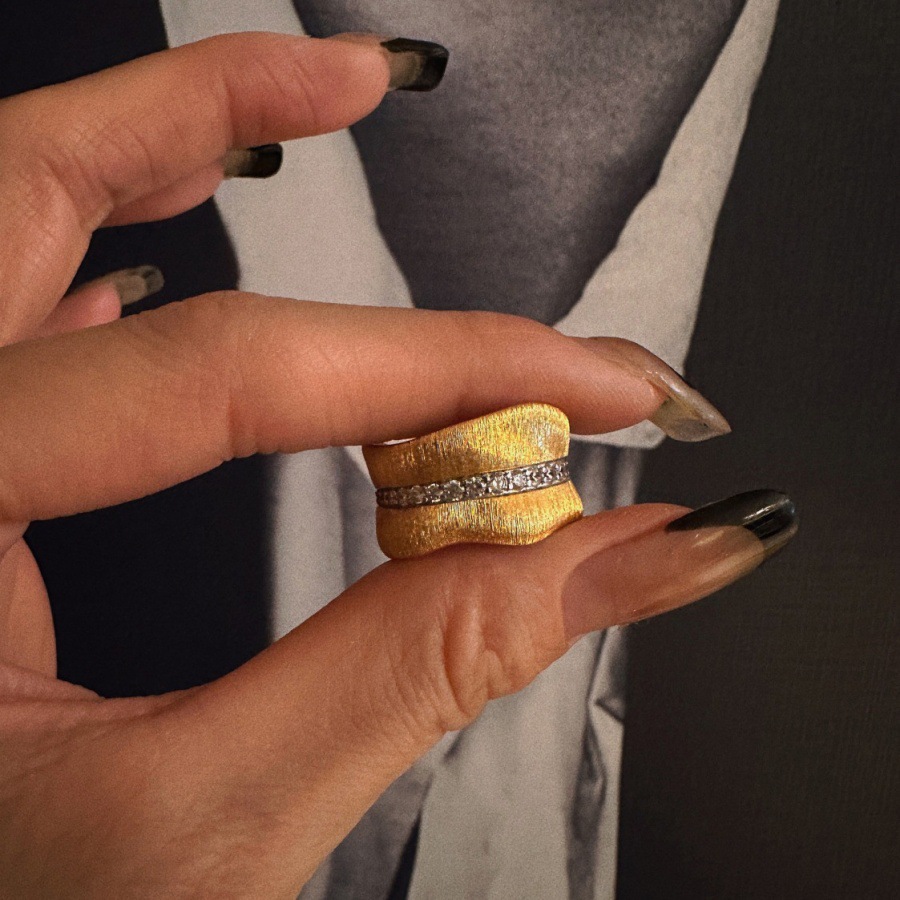 This light luxury retro brushed banana leaf zircon ring features a unique court style design for women, exuding a sense of sophistication and versatility full figure