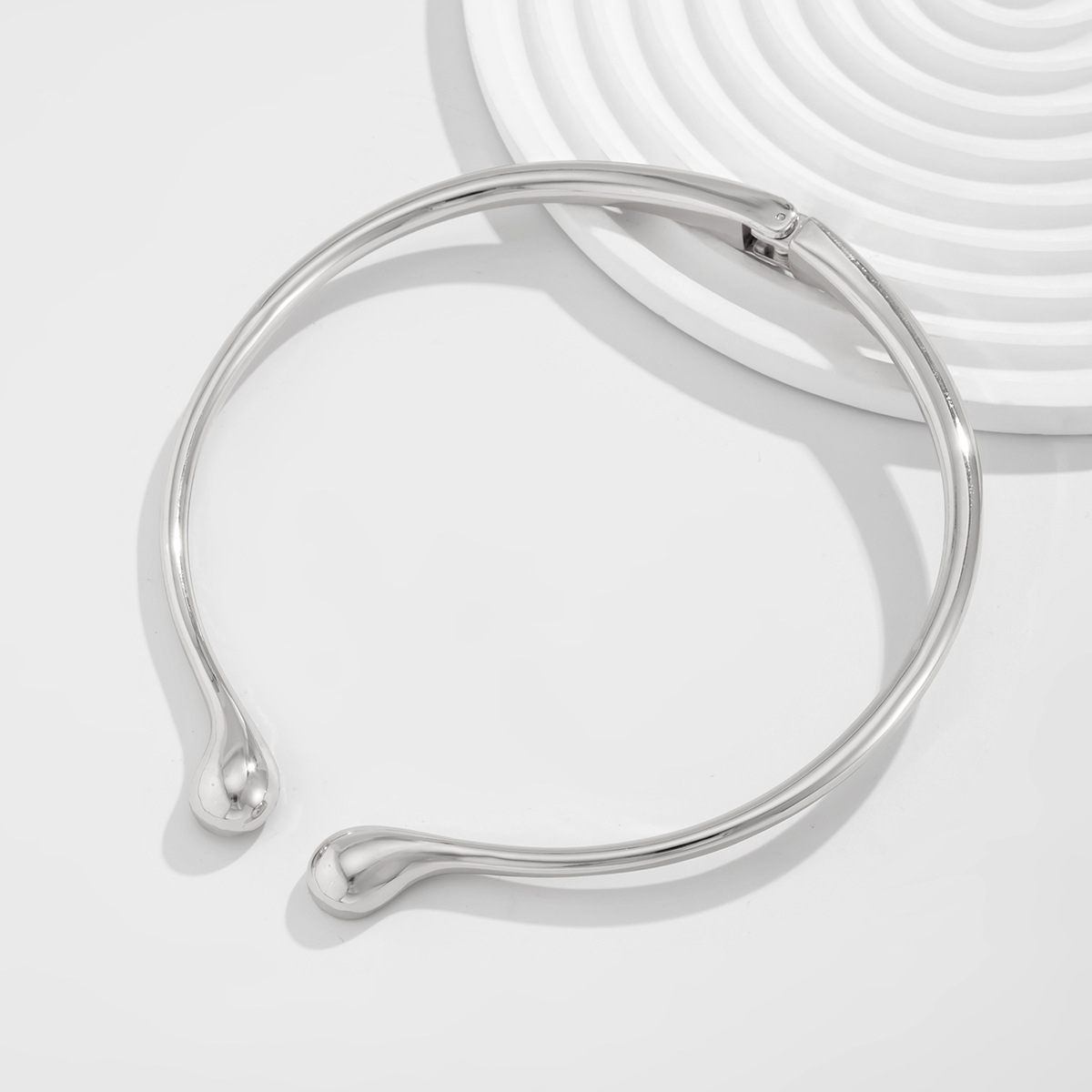 European and American cross-border accessories fashion sense water drop opening spring collar simple smooth alloy Necklace set Application Scenario