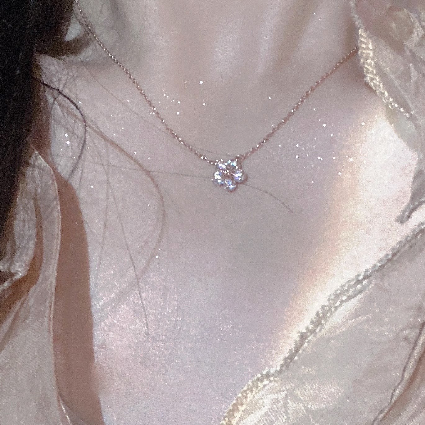 "Flower Language" Sparkling diamond flower necklace features a light luxury and niche design. It is a simple and elegant collarbone chain with a pendant feel full figure