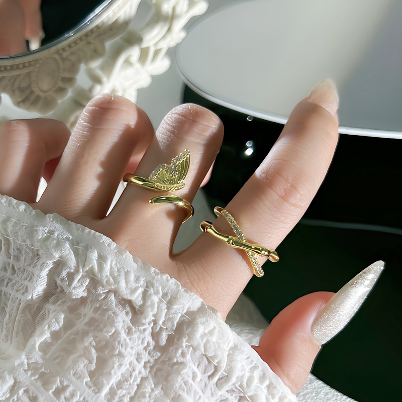 A simple and elegant half-butterfly fashion opening ring with a cold and aloof style, exuding a sense of luxury and sophistication. It is a bamboo joint index finger ring Specification drawing