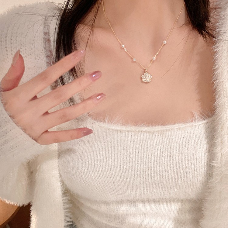The 2023 new trendy pearl camellia necklace for women, a light luxury and niche sweater with a collarbone chain design full figure