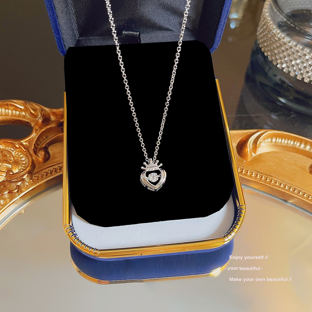 Fashionable commuting necklace, women's heart-shaped pendant, niche design, Instagram collarbone chain, Internet celebrity, simple and elegant, best-selling accessory full figure