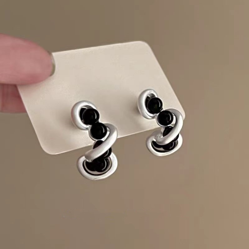 Black and silver color scheme, exquisite French retro round C-shaped earrings, light luxury and high-end, niche style, extremely simple stud earrings Application Scenario