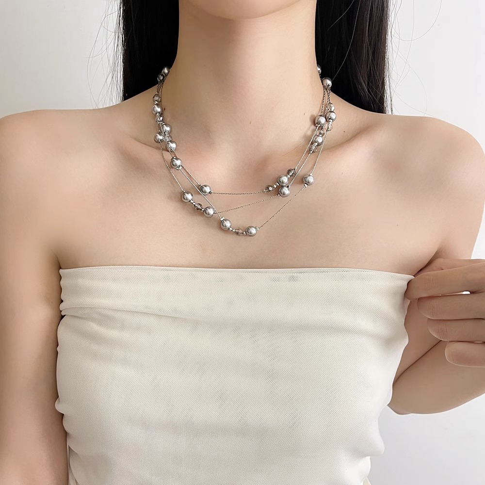 This multi-layered grey pearl necklace is long and can be worn in various ways. It features a light luxury collarbone and a niche design details Picture