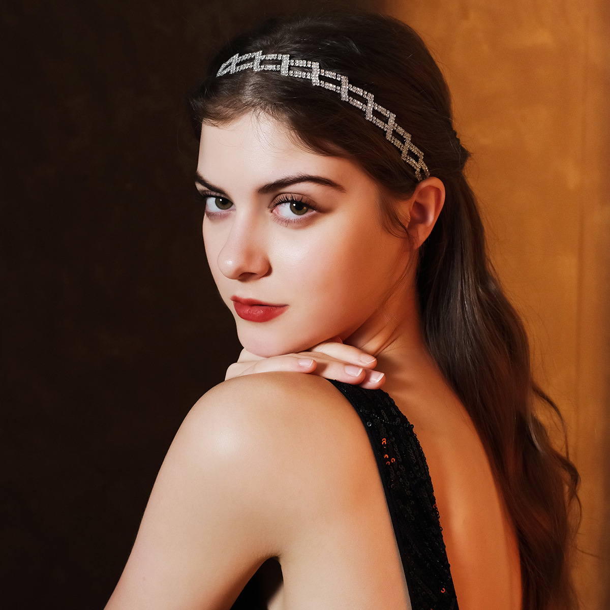 European and American bridal dress, evening gown, hair accessory design sense geometric full drill band, daily pressure water diamond elastic hair band details Picture