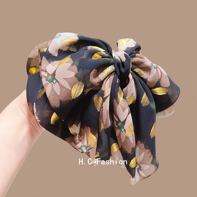 The new French retro floral bow clip is elegant and stylish, adding volume to the back of the head in a ponytail bun Application Scenario