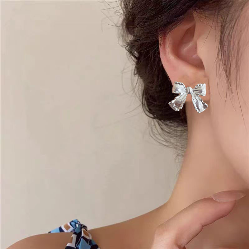 Japanese and Korean simple plain bow stud earrings for women 2025 new niche design, small and versatile commuter earrings Application Scenario