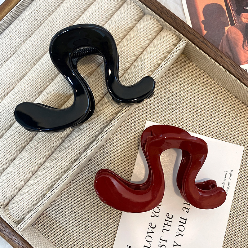 Simple and versatile, with a few words, the full back of the head, the coiled hair clip, the semi-coiled hair clip, the high ponytail hair claws, and the shark clip exude a sense of sophistication Application Scenario