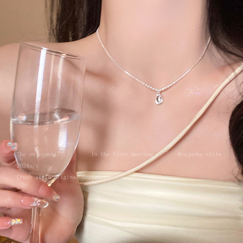 French pearl pendant necklace, a light luxury and niche design for women. Best friend necklace, retro and simple, versatile collarbone chain full figure