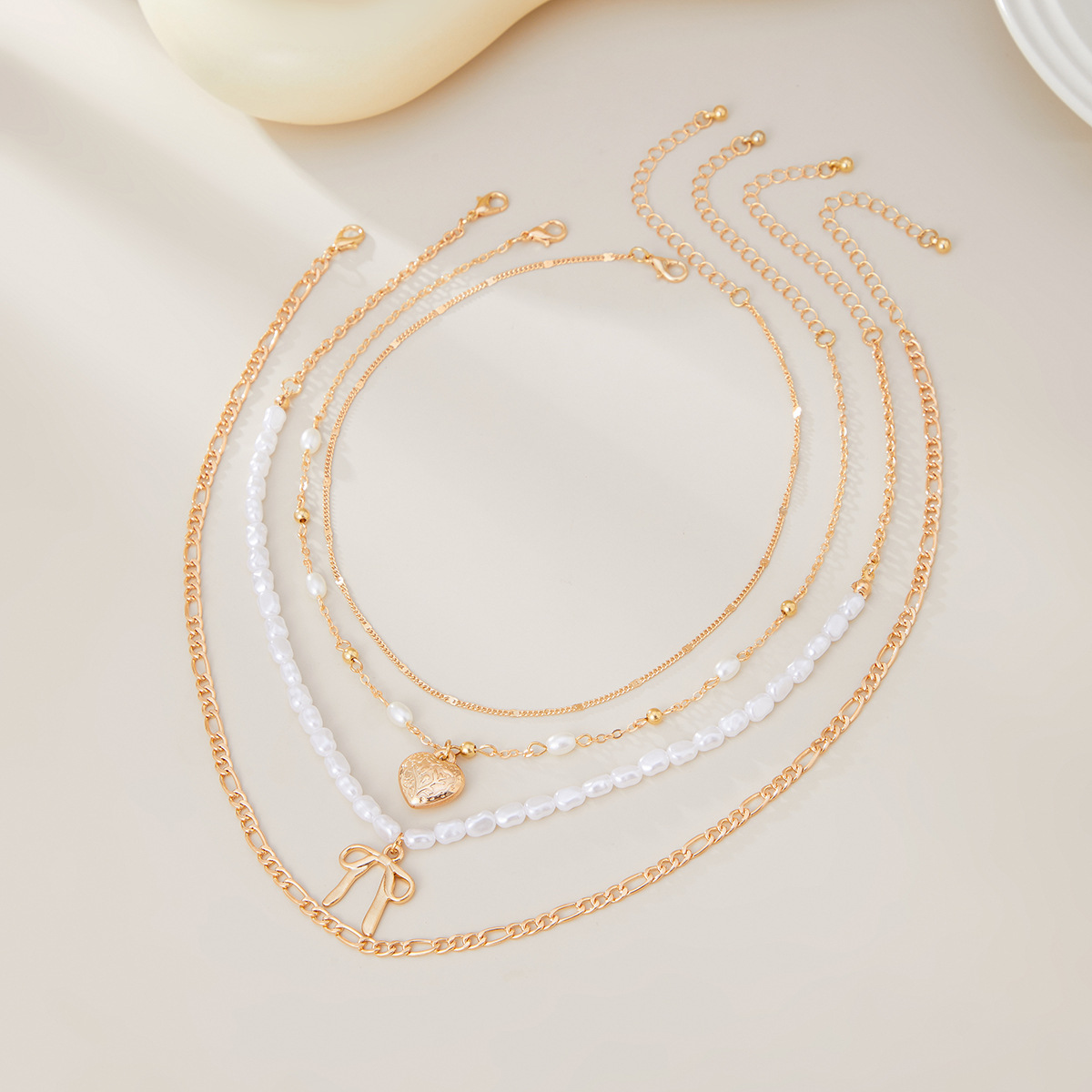 European and American cross-border jewelry, fashionable multi-layer bow heart-shaped pendant, metal necklace, niche pearl beaded necklace Application Scenario