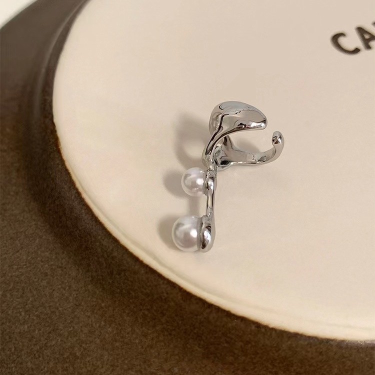 The minimalist and niche design of the lava pearl ear bone clip, a new 2025 bestseller, exudes a high-end and unique sweet and cool vibe Application Scenario