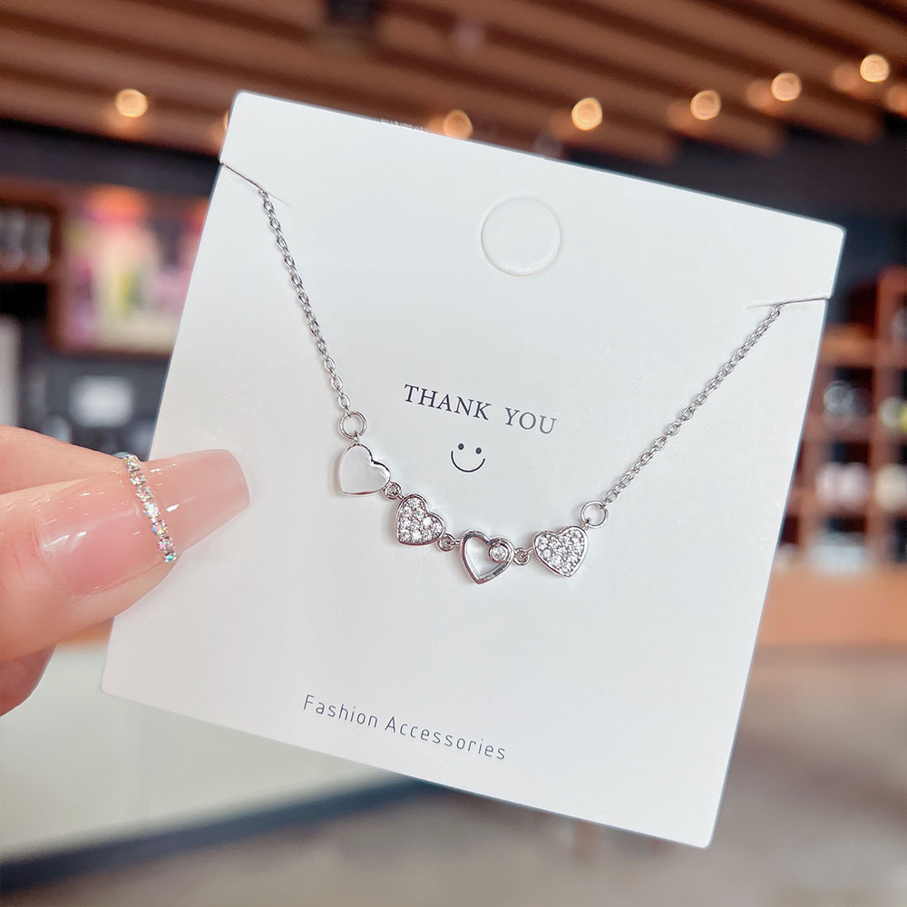 A four-leaf pendant with a touch of luxury and feminine charm, foldable heart, and a unique collarbone chain made of titanium steel. It won't fade details Picture