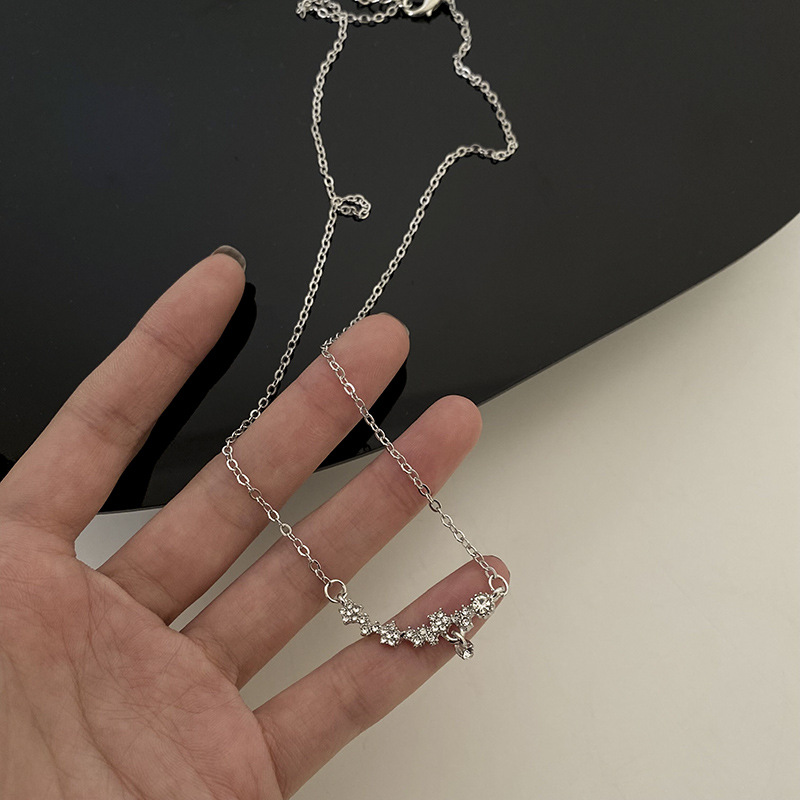 Super sparkling small flower zircon necklace, a light luxury design for women, a niche collarbone chain, a popular decorative necklace accessory Specification drawing