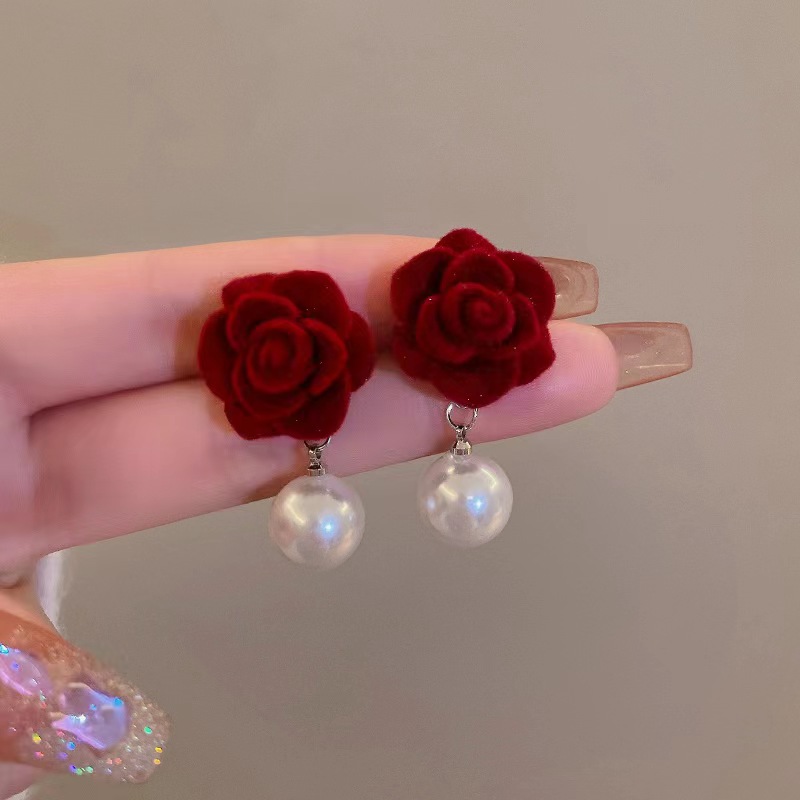 Velvet wine red rose flower stud earrings, elegant pearl retro Hong Kong-style earrings, high-end and elegant autumn and winter earrings for women Specification drawing
