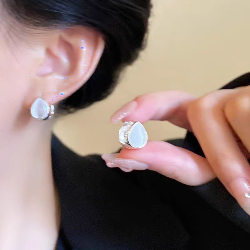 Niche design, ice-transparent cat's eye stone double-sided teardrop ear buckles, exquisite and versatile earrings, elegant, light luxury and simple earrings full figure