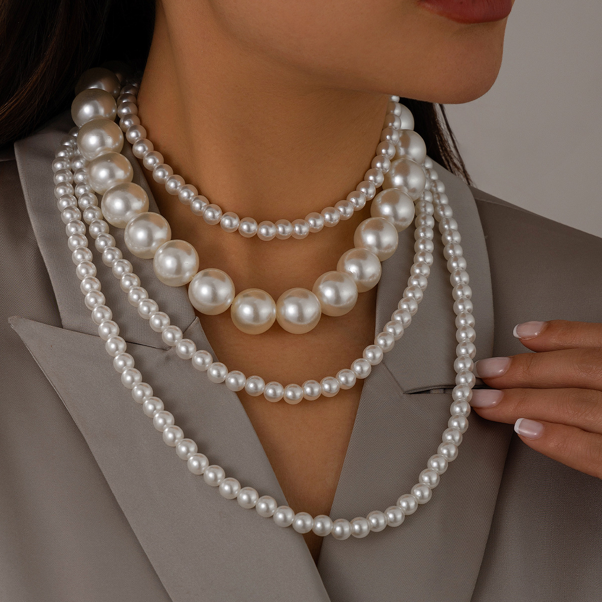 European and American cross-border jewelry, light luxury style, multi-layer collarbone chain imitating pearls, large round beads, versatile alloy water drop necklace Application Scenario