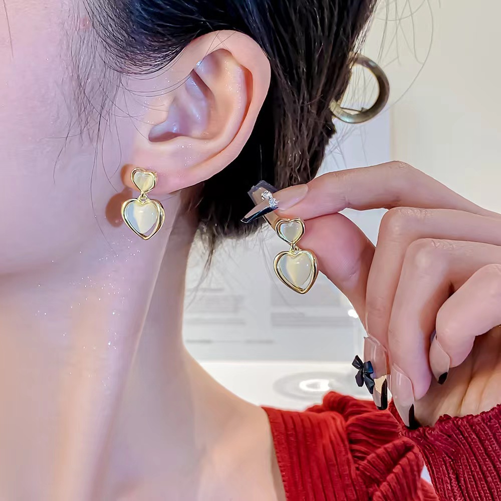 Cat's eye stone ear studs ~ Light luxury, versatile and high-end earrings, women's Instagram niche design sense, fashionable and retro earrings details Picture