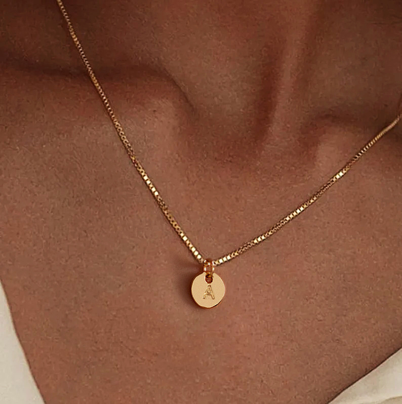 A popular cross-border bestseller from Europe and America, this is an Instagram minimalist 26-letter pendant necklace with a personalized carved small round pendant for women full figure