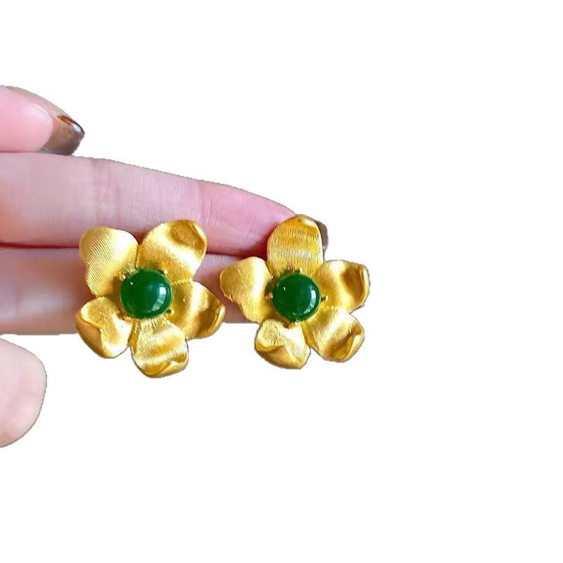 European and American gold earrings, high-end and elegant, metal cold and exaggerated, flower light luxury earrings, Hong Kong-style temperament, retro stud earrings Item Picture