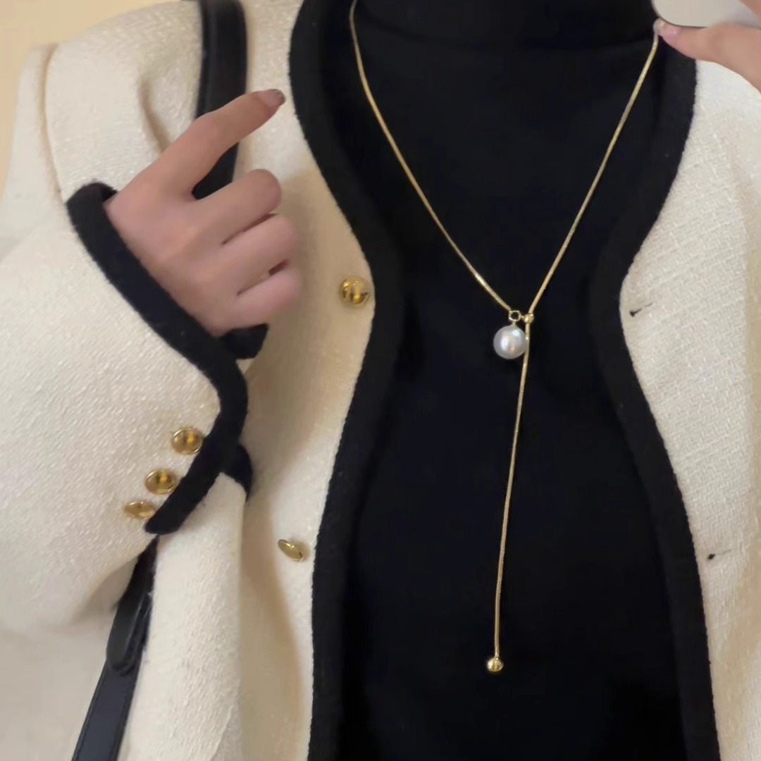 Adjustable high-brightness pearl necklace with a sense of design, light luxury and niche collarbone chain, simple and elegant sweater chain for women full figure