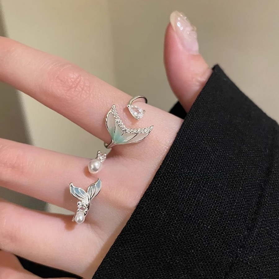 This Korean niche design zircon pearl fishtail opening ring is a fashionable, simple, elegant and versatile ring for women Application Scenario